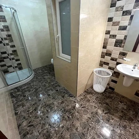 Large 4 Bedroom -sleeps 8 Prime Location- 950m דירה