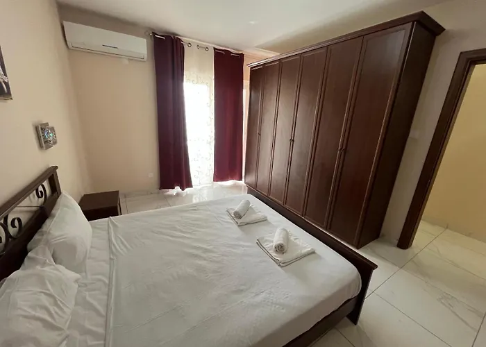 Large 4 Bedroom -sleeps 8 Prime Location- 950m * المليحة