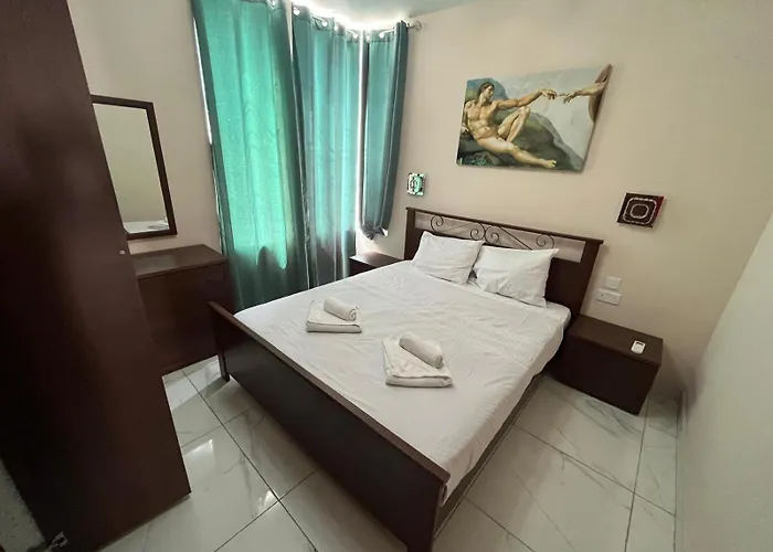 شقة Large 4 Bedroom -sleeps 8 Prime Location- 950m