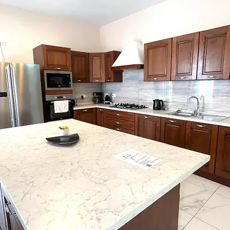 Daire Large 4 Bedroom -sleeps 8 Prime Location- 950m Mellieħa