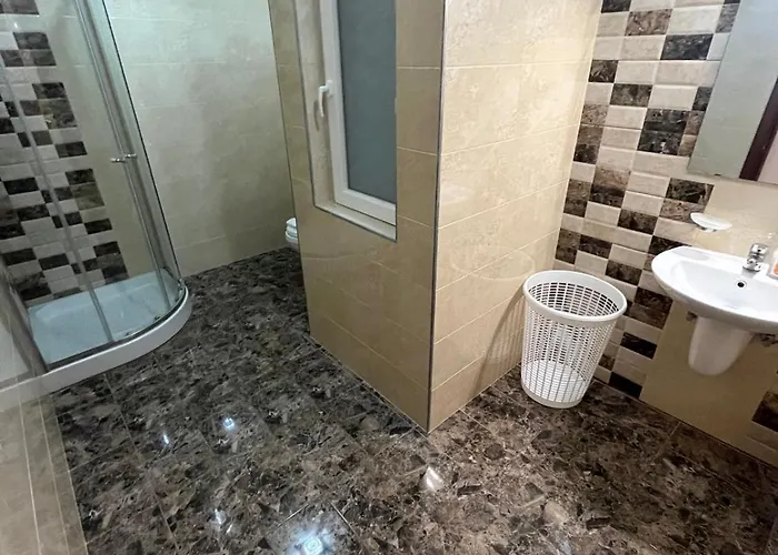 Large 4 Bedroom -sleeps 8 Prime Location- 950m Apartamento