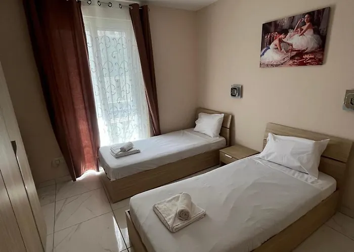 Large 4 Bedroom -sleeps 8 Prime Location- 950m شقة